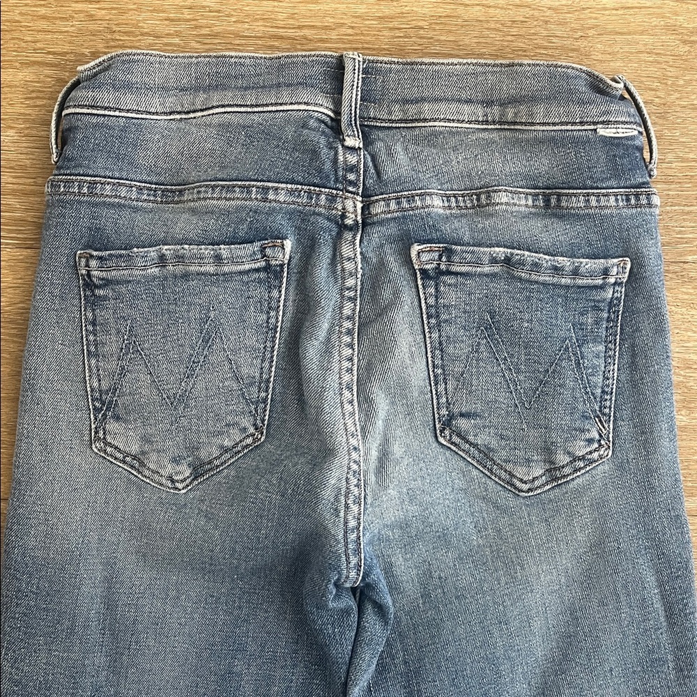 MOTHER The Insider Crop Step Fray Jeans in Reckless on Shiny White Vespa Size 26 - Picture 9 of 11